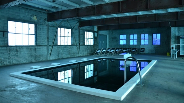 Ein Indoor Pool in blauer Stimmung 