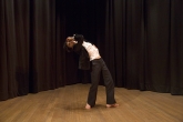 … das weite Land, woher sie kommt, (Am Bild: Loulou Omer tanzt auf der Bühne der Volkshochschule
                                          Ottakring), Foto: Reinhard Mayr, 2019