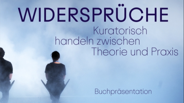 Frau sitzt im Nebel