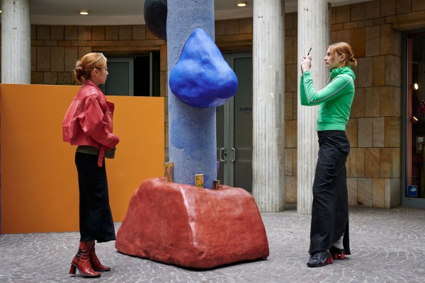 Ausstellungsansicht Luv Birds
                                          in toten Winkeln 2023 ©Maruša Sagadin, Schirn Kunsthalle Frankfurt, Photo: Mareike Tocha 