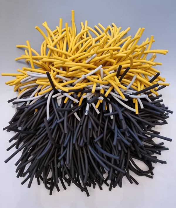 UNTITLED
                                          (GEWURL), 2026, Stahl, Pulver beschichtet, Elastomere, Foto: Judith P. Fischer/Bildrecht
