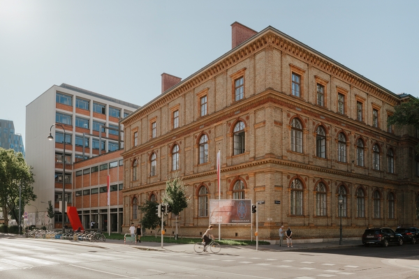 Eckfassade der Universität
                                          für angewandte Kunst Wien am Oskar-Kokoschka-Platz