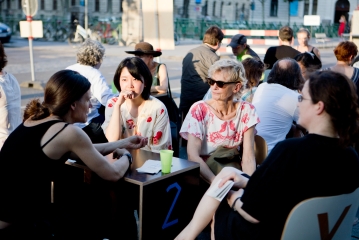 Menschengruppe sitzt bei Tisch