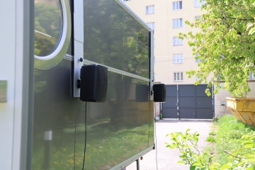 Container in einem Innenhof einer Wohnhaussiedlung, ÆSR Lab im Rahmen der Langen
                                          Nacht der Forschung 2026