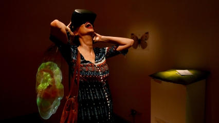 Frau mit VR-Brille