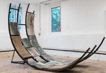 die Behörde (aus der Serie leichte Mädchen), 2021 emaillierter Stahl, Matzleinsdorfer Keramik, Silikon 240
                                          x 170 x 320 cm