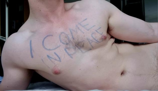 ein nackter Männeroberkörper mit der Aufschrift
                                          