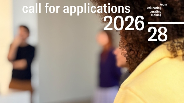 Unscharfe Aufnahme eines Workshops mit mehreren Personen; darüber der Schriftzug „Call for
                                          Applications“ sowie das Logo von /ecm und die Jahreszahl 2026/28.