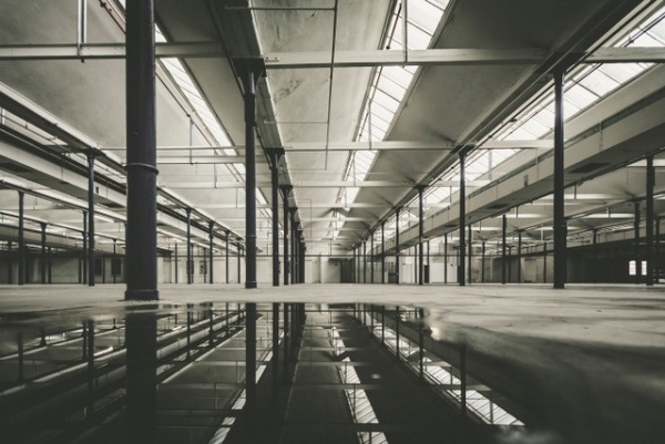 Aufnahme
                                          einer Gebäudehalle in Grautönen