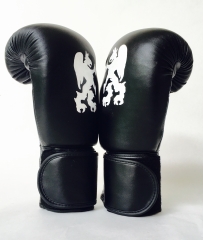 Foto: Der Konterfei - Multiple
                                          Boxhandschuhe, 2016 Foto Credit: Oliver Ottenschläger