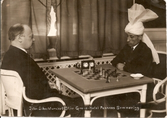 Savielly Tartakower
                                          und Sultan Khan am Semmering, Wettkampf 1931 (Foto: Privatsammlung Wien) 