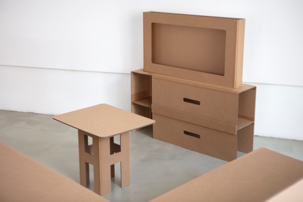 Ein Tisch und Fernseher aus Karton