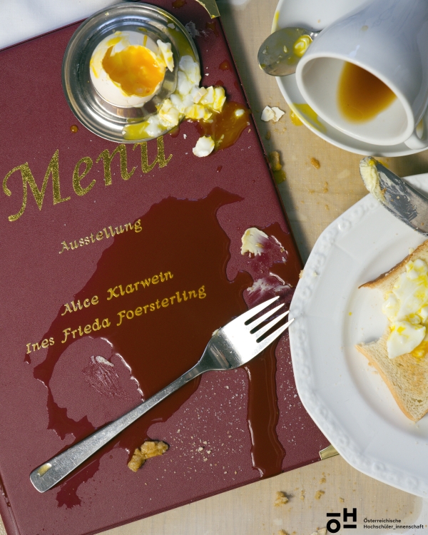 Speisekarte mit umgeworfener Kaffeetasse