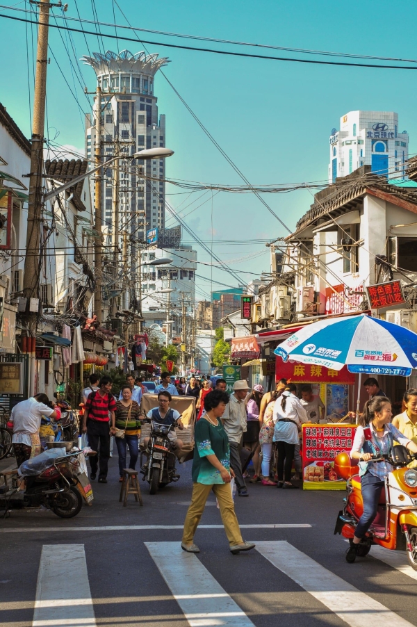 Ein Foto einer belebten
                                          Straße in Shanghai