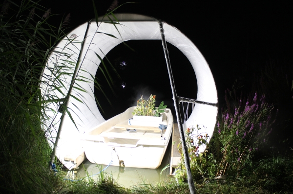 Ein Haus für ein Boot mit Garten
