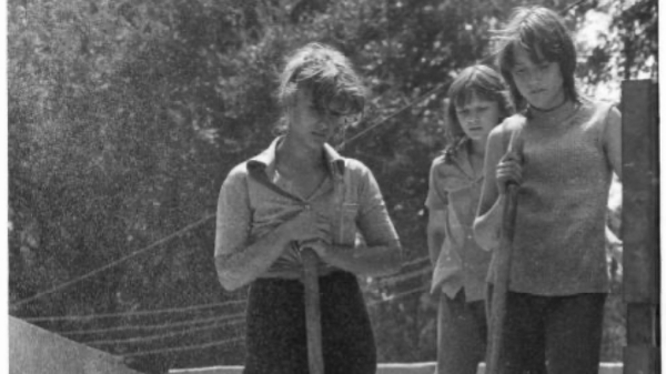 Frau steht auf Sand mit
                                          Schaufel , Soviet Union, 1989