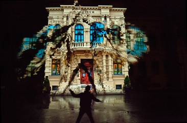 Dancing House / interactive projection
                                          mapping / Klaus Obermaier (2011)