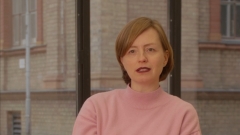 Ulrike Kuch sitz im Studio der Abteilung
Transmediale Kunst