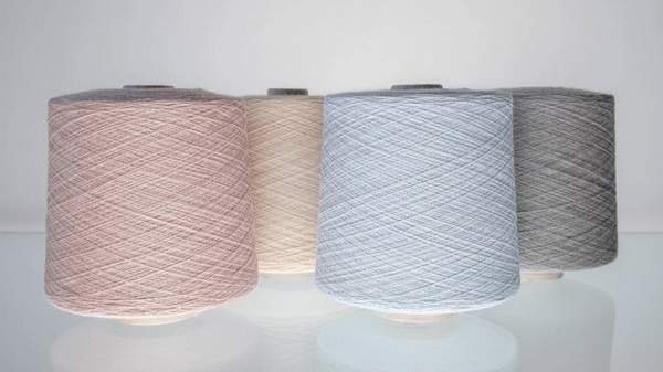 Garnspulen in Pastellfarben