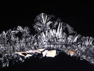Au detritischer
                                          Kalkstein, behandelt mit einem silikatischen Festigungsmittel: Aufgrund der übermäßigen Haftung in Verbindung mit einer hohen
                                          Schrumpfung werden die obersten Kornschichten abgelöst, © Elisabeth Mascha 