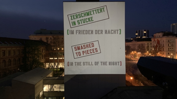 Foto: Lawrence Weiner Projektion Credit: Holler/Wuensche
                                          