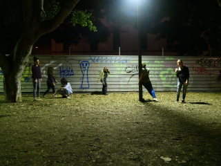 Jugendliche am Abend im Park