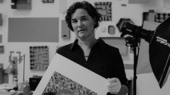 Porträt von Lisa Rastl mit einer ihrer Fotografien in der Hand