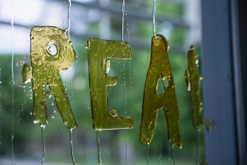 Buchstaben REAL auf Fenster