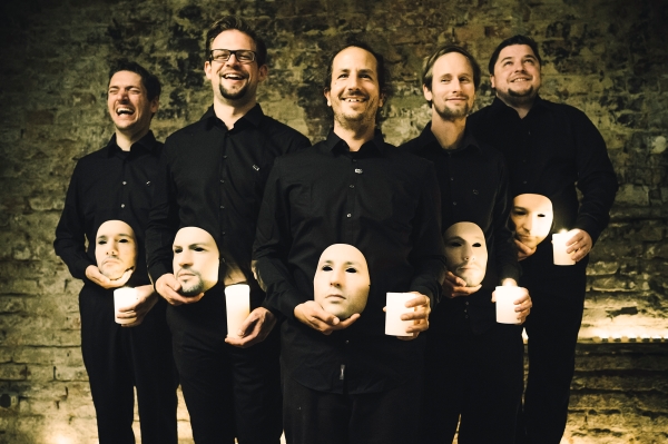 Männergruppe mit Masken in der Hand