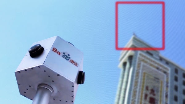 Eine Überwachungskamera vor einem Gebäude