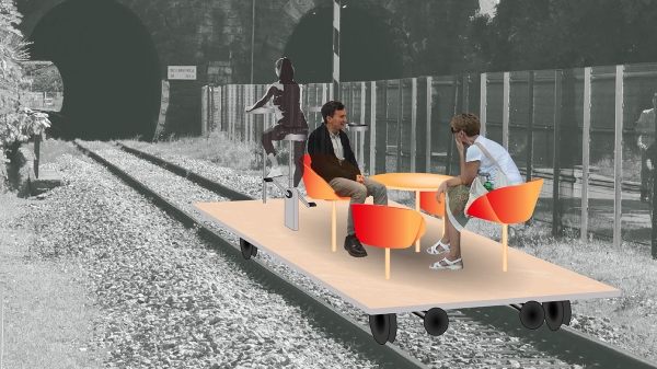 Collage einer mobilen Plattform mit Sesseln und Tisch auf Bahngleisen, drei Personen
                                          in Gespräch und Bewegung, vor schwarz-weißem Landschaftshintergrund.
