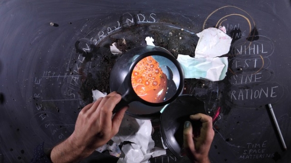 Fotomontage einer schwarzen Kreidetafel mit Beschriftungen und zwei Händen, die eine Kaffeekanne halten