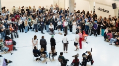 Foto der Begrüßung der
neuen Studierenden: Fünf Redner*innen stehen im Atrium vor einer großen Gruppe Studierender.
