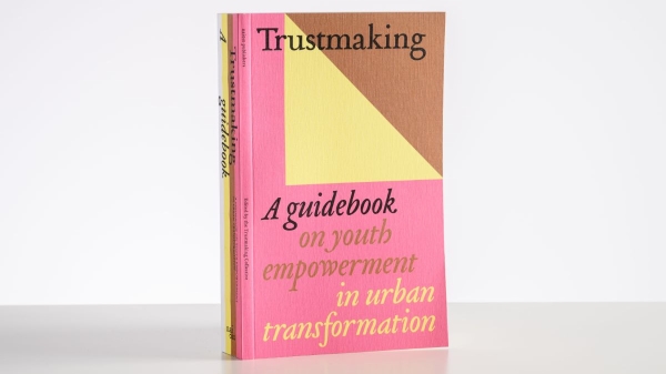 Buchcover Trustmaking – a guidebook on youth empowerment in urban transformation. Autoren: The Trustmaking
                                          Collective, Design: Kees de Klein