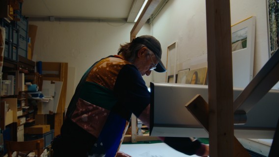 Filmstill, Hans Schabus bei der Arbeit an einem Objekt