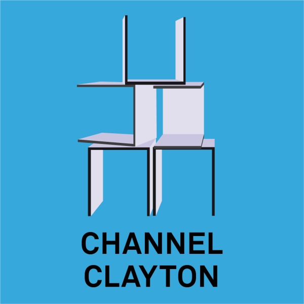 Poster Channel Clayton, blauer Hintergrund und schwarz Schrift
