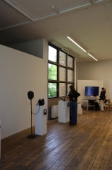 Drei Besucherinnen bei einer Station mit TV im ÆSR Lab im Rahmen der Langen Nacht
                                          der Forschung 2026 