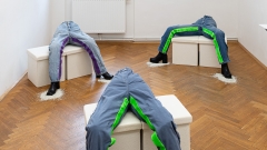 Jeanshosen mit Klettverschluss
                                          an den Innenseiten der Beinen sind auf drei Podesten angeordnet.