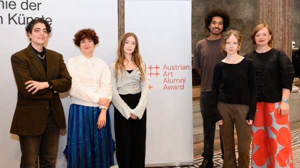 Gruppenfoto der Preisträger*innen
                                          der Jahre 2025 und 2026 mit Rektorin Ulrike Kuch