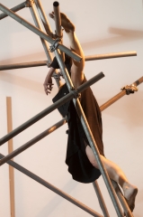 body in a metal structure, Foto: Reinhard Werner