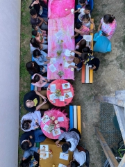 Summer School Teilnehmerinnen sitzen an einem bunten Tisch