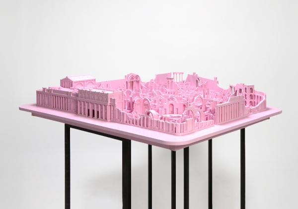 Ein rosa Modell der Bank von England in Ruinen