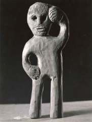 Jugendkunstklasse Franz Čižek, Künstler:in unbekannt, Fotograf:in unbekannt, Foto von einer Skulptur aus Gips, 1930–1940
                                          Silbergelatineabzug, 29,1 x 22 cm, IN 15.898/7/FW © Kunstsammlung und Archiv, Universität für angewandte Kunst Wien 
