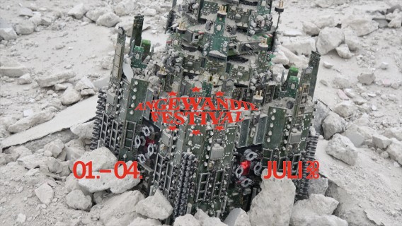 Text: Angewandte Festival 2026. Bild: Installationsansicht eines Modells, das in Sand versinkt.