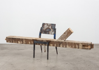 der Altmieter, 2018 Dachbalken, Stahl 86 x 259 x 48 cm