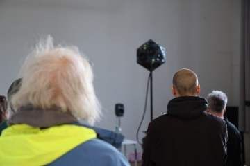 Einige Besucherinnen betrachten eine Audio Installation an einer Stange im ÆSR Lab
                                          im Rahmen der Langen Nacht der Forschung 2026
