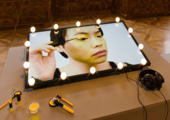 Installation view, Universitätsgalerie Heiligenkreuzer Hof Hui Ye, The Full Colour Makeup Session, 2016
                                          Foto: Iris Ranzinger