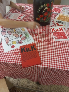 Ku.K - Mein erstes Klassenbuch, Festivalbeitrag 2024 der PGS Gruppe Kunst und Klassenverhältnisse (Stefanie
                                          Kitzberger, Jenni Tischer), (c) Bar