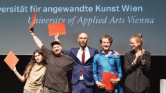 Absolvent*innen der Abteilung Fotografie mit Professorin Sophie Thun strecken ihre Zeugnisse jubelnd
                                          in die Höhe.