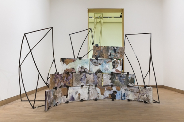 die Gewerkschafterin (aus der Serie leichte Mädchen), 2020 emaillierter Stahl, Matzleinsdorfer Keramik,
                                          Wachs 350 x 200 x 200 cm